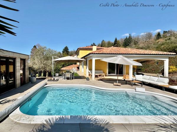 Villa d'architecte BBC à vendre à THIERS (CHOPINE) avec vaste terrain et piscine chauffée.