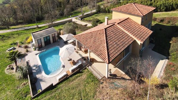 Villa d'architecte BBC à vendre à THIERS (CHOPINE) avec vaste terrain et piscine chauffée.