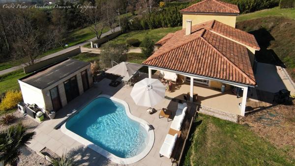 Villa d'architecte BBC à vendre à THIERS (CHOPINE) avec vaste terrain et piscine chauffée.