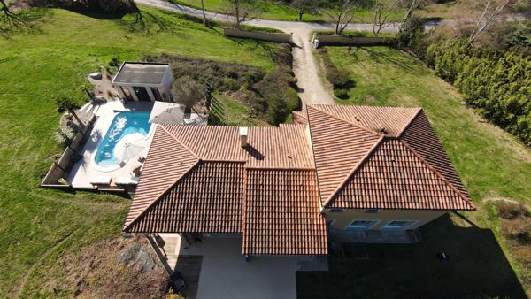 Villa d'architecte BBC à vendre à THIERS (CHOPINE) avec vaste terrain et piscine chauffée.