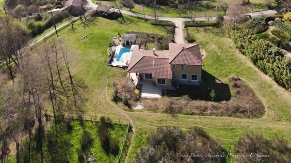 Villa d'architecte BBC à vendre à THIERS (CHOPINE) avec vaste terrain et piscine chauffée.