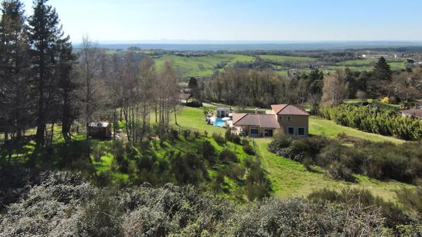 Villa d'architecte BBC à vendre à THIERS (CHOPINE) avec vaste terrain et piscine chauffée.