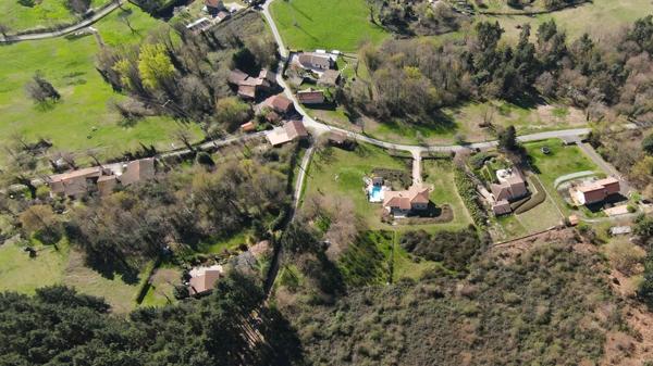 Villa d'architecte BBC à vendre à THIERS (CHOPINE) avec vaste terrain et piscine chauffée.