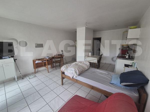 Studio loué 8mn RER-E balcon parking DPE D dernier étage