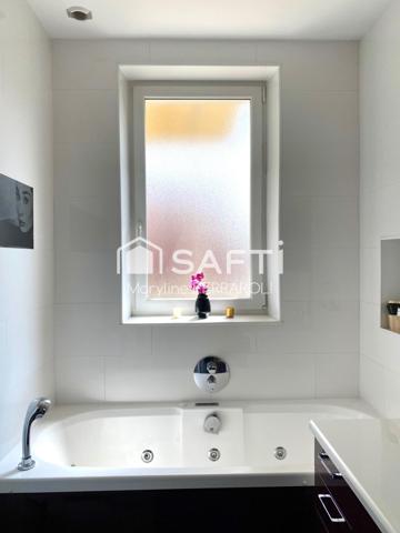 Duplex 8 pièces, 6 chambres dans maison bi-famille