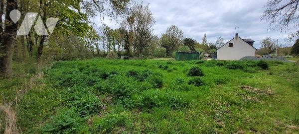 Terrain à bâtir à Massérac : centre-bourg, calme, proche gare. Idéal projet neuf. Non viabilisé.