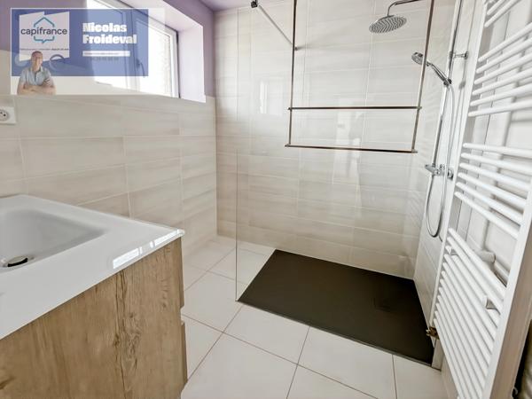 Élégante Longère Bressane Entièrement Rénovée avec Matériaux de Qualité