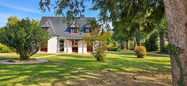 "VISITE VIRTUELLE DISPONIBLE SUR DEMANDE"

À seulement 2 minutes de l’entrée de Josselin, venez découvrir cette maison construite en 1988 et rénovée, offrant de beaux volumes, de nombreuses dépendances et un fort potentiel, le tout implanté sur un vaste terrain d’environ 38 000 m² (3,8 hectares).

Au rez-de-chaussée, vous profiterez d’un spacieux séjour/salon de 49 m² avec cheminée, offrant un bel espace de vie convivial et chaleureux.

La cuisine aménagée et équipée de 15 m², ouverte sur la pièce de vie, bénéficie d’un véritable atout : grâce à sa porte à galandage, elle peut facilement être ouverte ou fermée selon vos envies.

Ce niveau dispose également de deux chambres, d’une salle d’eau et d’un WC indépendant, permettant une vie de plain-pied.

À l’étage, l’espace nuit se poursuit avec trois chambres supplémentaires, une salle d’eau ainsi qu’une buanderie.

En complément, la maison dispose d’un garage, d’une cave et d’une cuisine d’été et d'un puits artésien.

Côté confort, la maison est équipée d’un chauffage par pompe à chaleur.

Un ensemble immobilier aux multiples possibilités

La propriété s’étend sur environ 3,8 hectares et comprend d’importants bâtiments :

un grand poulailler d’environ 2 000 m², pouvant accueillir jusqu’à 40 000 poules et offrant également des possibilités pour d’autres activités ou projets, sous réserve des autorisations nécessaires ;

un hangar d’environ 1 200 m², équipé de panneaux photovoltaïques d’une puissance de 9 kW ;

un terrain de boules, idéal pour profiter des beaux jours.

Cet ensemble offre de nombreuses possibilités d’exploitation, de stockage ou d’aménagement, selon vos projets et la réglementation en vigueur.

Travaux à prévoir : l’assainissement individuel est à refaire.

Une propriété aux caractéristiques rares sur le secteur, réunissant proximité immédiate de Josselin, 5 chambres, 3,8 hectares de terrain et environ 3 200 m² de bâtiments. Un bien à découvrir pour apprécier tout son potentiel.