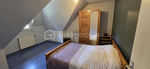 "VISITE VIRTUELLE DISPONIBLE SUR DEMANDE"

À seulement 2 minutes de l’entrée de Josselin, venez découvrir cette maison construite en 1988 et rénovée, offrant de beaux volumes, de nombreuses dépendances et un fort potentiel, le tout implanté sur un vaste terrain d’environ 38 000 m² (3,8 hectares).

Au rez-de-chaussée, vous profiterez d’un spacieux séjour/salon de 49 m² avec cheminée, offrant un bel espace de vie convivial et chaleureux.

La cuisine aménagée et équipée de 15 m², ouverte sur la pièce de vie, bénéficie d’un véritable atout : grâce à sa porte à galandage, elle peut facilement être ouverte ou fermée selon vos envies.

Ce niveau dispose également de deux chambres, d’une salle d’eau et d’un WC indépendant, permettant une vie de plain-pied.

À l’étage, l’espace nuit se poursuit avec trois chambres supplémentaires, une salle d’eau ainsi qu’une buanderie.

En complément, la maison dispose d’un garage, d’une cave et d’une cuisine d’été et d'un puits artésien.

Côté confort, la maison est équipée d’un chauffage par pompe à chaleur.

Un ensemble immobilier aux multiples possibilités

La propriété s’étend sur environ 3,8 hectares et comprend d’importants bâtiments :

un grand poulailler d’environ 2 000 m², pouvant accueillir jusqu’à 40 000 poules et offrant également des possibilités pour d’autres activités ou projets, sous réserve des autorisations nécessaires ;

un hangar d’environ 1 200 m², équipé de panneaux photovoltaïques d’une puissance de 9 kW ;

un terrain de boules, idéal pour profiter des beaux jours.

Cet ensemble offre de nombreuses possibilités d’exploitation, de stockage ou d’aménagement, selon vos projets et la réglementation en vigueur.

Travaux à prévoir : l’assainissement individuel est à refaire.

Une propriété aux caractéristiques rares sur le secteur, réunissant proximité immédiate de Josselin, 5 chambres, 3,8 hectares de terrain et environ 3 200 m² de bâtiments. Un bien à découvrir pour apprécier tout son potentiel.