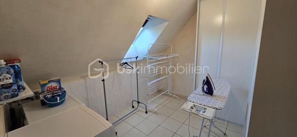 "VISITE VIRTUELLE DISPONIBLE SUR DEMANDE"

À seulement 2 minutes de l’entrée de Josselin, venez découvrir cette maison construite en 1988 et rénovée, offrant de beaux volumes, de nombreuses dépendances et un fort potentiel, le tout implanté sur un vaste terrain d’environ 38 000 m² (3,8 hectares).

Au rez-de-chaussée, vous profiterez d’un spacieux séjour/salon de 49 m² avec cheminée, offrant un bel espace de vie convivial et chaleureux.

La cuisine aménagée et équipée de 15 m², ouverte sur la pièce de vie, bénéficie d’un véritable atout : grâce à sa porte à galandage, elle peut facilement être ouverte ou fermée selon vos envies.

Ce niveau dispose également de deux chambres, d’une salle d’eau et d’un WC indépendant, permettant une vie de plain-pied.

À l’étage, l’espace nuit se poursuit avec trois chambres supplémentaires, une salle d’eau ainsi qu’une buanderie.

En complément, la maison dispose d’un garage, d’une cave et d’une cuisine d’été et d'un puits artésien.

Côté confort, la maison est équipée d’un chauffage par pompe à chaleur.

Un ensemble immobilier aux multiples possibilités

La propriété s’étend sur environ 3,8 hectares et comprend d’importants bâtiments :

un grand poulailler d’environ 2 000 m², pouvant accueillir jusqu’à 40 000 poules et offrant également des possibilités pour d’autres activités ou projets, sous réserve des autorisations nécessaires ;

un hangar d’environ 1 200 m², équipé de panneaux photovoltaïques d’une puissance de 9 kW ;

un terrain de boules, idéal pour profiter des beaux jours.

Cet ensemble offre de nombreuses possibilités d’exploitation, de stockage ou d’aménagement, selon vos projets et la réglementation en vigueur.

Travaux à prévoir : l’assainissement individuel est à refaire.

Une propriété aux caractéristiques rares sur le secteur, réunissant proximité immédiate de Josselin, 5 chambres, 3,8 hectares de terrain et environ 3 200 m² de bâtiments. Un bien à découvrir pour apprécier tout son potentiel.