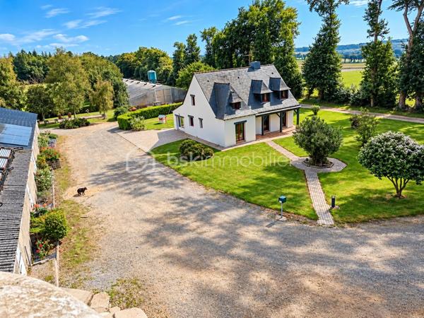 "VISITE VIRTUELLE DISPONIBLE SUR DEMANDE"

À seulement 2 minutes de l’entrée de Josselin, venez découvrir cette maison construite en 1988 et rénovée, offrant de beaux volumes, de nombreuses dépendances et un fort potentiel, le tout implanté sur un vaste terrain d’environ 38 000 m² (3,8 hectares).

Au rez-de-chaussée, vous profiterez d’un spacieux séjour/salon de 49 m² avec cheminée, offrant un bel espace de vie convivial et chaleureux.

La cuisine aménagée et équipée de 15 m², ouverte sur la pièce de vie, bénéficie d’un véritable atout : grâce à sa porte à galandage, elle peut facilement être ouverte ou fermée selon vos envies.

Ce niveau dispose également de deux chambres, d’une salle d’eau et d’un WC indépendant, permettant une vie de plain-pied.

À l’étage, l’espace nuit se poursuit avec trois chambres supplémentaires, une salle d’eau ainsi qu’une buanderie.

En complément, la maison dispose d’un garage, d’une cave et d’une cuisine d’été et d'un puits artésien.

Côté confort, la maison est équipée d’un chauffage par pompe à chaleur.

Un ensemble immobilier aux multiples possibilités

La propriété s’étend sur environ 3,8 hectares et comprend d’importants bâtiments :

un grand poulailler d’environ 2 000 m², pouvant accueillir jusqu’à 40 000 poules et offrant également des possibilités pour d’autres activités ou projets, sous réserve des autorisations nécessaires ;

un hangar d’environ 1 200 m², équipé de panneaux photovoltaïques d’une puissance de 9 kW ;

un terrain de boules, idéal pour profiter des beaux jours.

Cet ensemble offre de nombreuses possibilités d’exploitation, de stockage ou d’aménagement, selon vos projets et la réglementation en vigueur.

Travaux à prévoir : l’assainissement individuel est à refaire.

Une propriété aux caractéristiques rares sur le secteur, réunissant proximité immédiate de Josselin, 5 chambres, 3,8 hectares de terrain et environ 3 200 m² de bâtiments. Un bien à découvrir pour apprécier tout son potentiel.