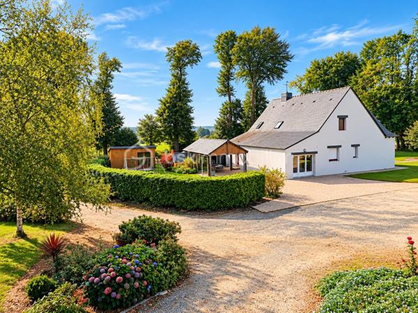 "VISITE VIRTUELLE DISPONIBLE SUR DEMANDE"

À seulement 2 minutes de l’entrée de Josselin, venez découvrir cette maison construite en 1988 et rénovée, offrant de beaux volumes, de nombreuses dépendances et un fort potentiel, le tout implanté sur un vaste terrain d’environ 38 000 m² (3,8 hectares).

Au rez-de-chaussée, vous profiterez d’un spacieux séjour/salon de 49 m² avec cheminée, offrant un bel espace de vie convivial et chaleureux.

La cuisine aménagée et équipée de 15 m², ouverte sur la pièce de vie, bénéficie d’un véritable atout : grâce à sa porte à galandage, elle peut facilement être ouverte ou fermée selon vos envies.

Ce niveau dispose également de deux chambres, d’une salle d’eau et d’un WC indépendant, permettant une vie de plain-pied.

À l’étage, l’espace nuit se poursuit avec trois chambres supplémentaires, une salle d’eau ainsi qu’une buanderie.

En complément, la maison dispose d’un garage, d’une cave et d’une cuisine d’été et d'un puits artésien.

Côté confort, la maison est équipée d’un chauffage par pompe à chaleur.

Un ensemble immobilier aux multiples possibilités

La propriété s’étend sur environ 3,8 hectares et comprend d’importants bâtiments :

un grand poulailler d’environ 2 000 m², pouvant accueillir jusqu’à 40 000 poules et offrant également des possibilités pour d’autres activités ou projets, sous réserve des autorisations nécessaires ;

un hangar d’environ 1 200 m², équipé de panneaux photovoltaïques d’une puissance de 9 kW ;

un terrain de boules, idéal pour profiter des beaux jours.

Cet ensemble offre de nombreuses possibilités d’exploitation, de stockage ou d’aménagement, selon vos projets et la réglementation en vigueur.

Travaux à prévoir : l’assainissement individuel est à refaire.

Une propriété aux caractéristiques rares sur le secteur, réunissant proximité immédiate de Josselin, 5 chambres, 3,8 hectares de terrain et environ 3 200 m² de bâtiments. Un bien à découvrir pour apprécier tout son potentiel.