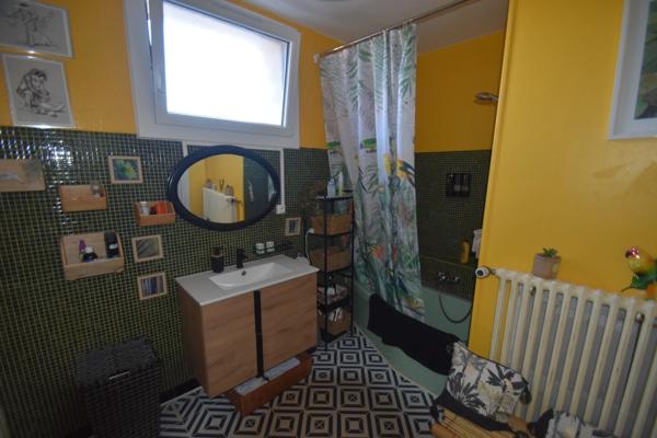 BELMONT DE LA LOIRE - Maison 215 m² - 7 pièces - proche commodités.