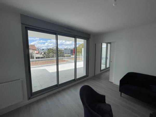 Avec Terrasse, Parkings et Tram - Merignac