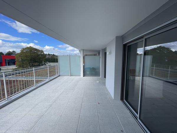 Avec Terrasse, Parkings et Tram - Merignac