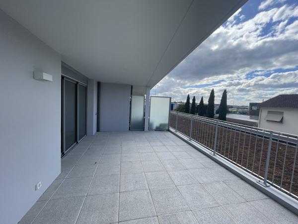 Avec Terrasse, Parkings et Tram - Merignac