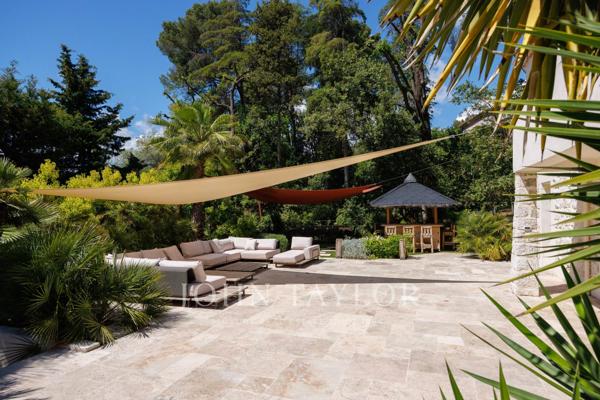 Élégante villa avec piscine et jardin exotique – Proche centre et mer