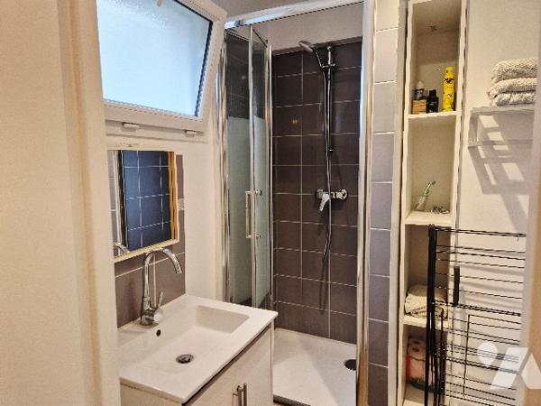 63 quai de Valmy-PARIS 75010, studio de 26,46m² au 4ème avec terrasse de 4m² vue canal Saint-Martin.