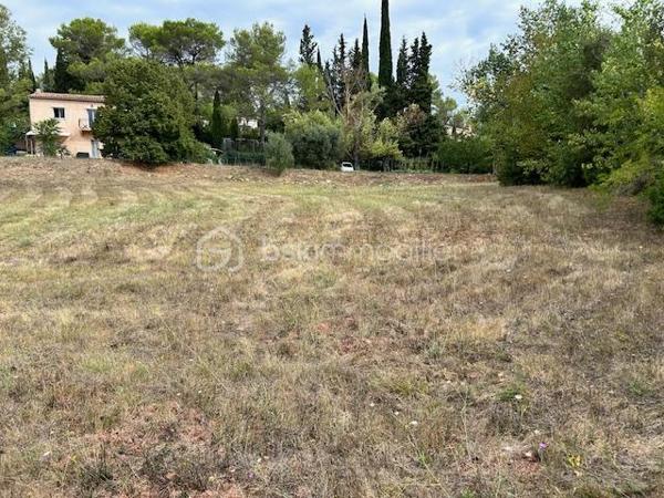 Terrain de 1 500 m²