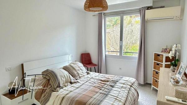 Arcs-sur-Argens, commerces et gare T.G.V a pied