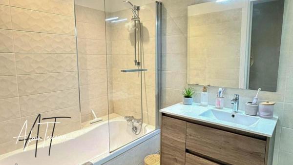 Arcs-sur-Argens, commerces et gare T.G.V a pied