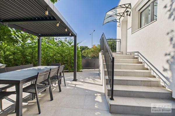Parc de Bécon. Maison rénovée avec piscine, jardin et terrasse.