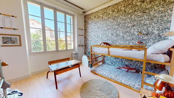 Lumière, volumes et charme des années 1930 : une maison de famille pleine de caractère.