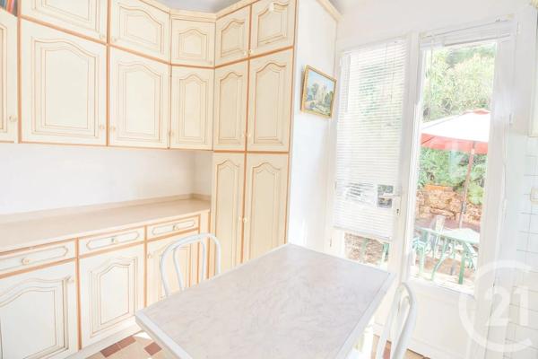 Maison à vendre  5 pièces - 132,99 m 2   CHATEAUNEUF GRASSE  - 06