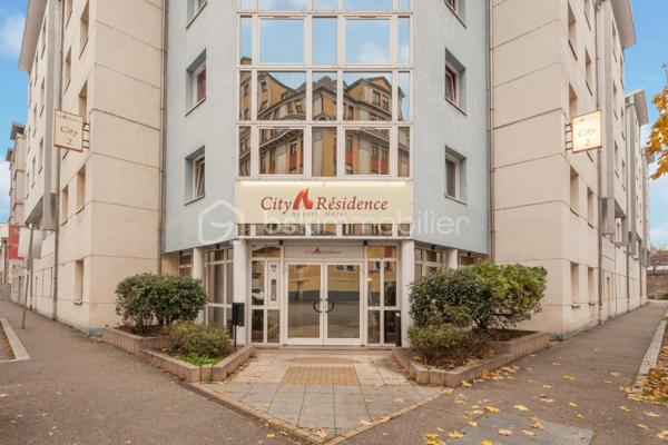 À deux pas de la gare TGV et du centre-ville de Strasbourg, découvrez ce studio situé au sein de la résidence City Résidence Strasbourg, un emplacement recherché offrant une excellente accessibilité et un fort potentiel locatif.

🏠 Le bien :

Studio de type T1
Surface : 20,40 m²
Situé au 3ᵉ étage
Chambre 370
Pièce de vie lumineuse avec kitchenette
Salle d'eau avec WC
Résidence d'affaires exploitée sous bail commercial

📍 Un emplacement privilégié :

Gare SNCF accessible en quelques minutes à pied
Centre historique et commerces à proximité
Accès rapide aux transports en commun
À proximité des institutions européennes et des principaux pôles d'activités

💡 Pourquoi investir ?

Bien destiné exclusivement à un investissement locatif
Résidence exploitée professionnellement
Aucune gestion quotidienne des occupants
Emplacement stratégique dans une ville dynamique
Produit adapté aux investisseurs recherchant un placement immobilier pérenne

Strasbourg séduit par son attractivité économique, universitaire et touristique, offrant un environnement favorable à l'investissement immobilier.

📊 Informations financières, bail commercial et rentabilité disponibles sur demande.

Pour tout renseignement complémentaire ou pour organiser une visite, n'hésitez pas à me contacter.

Amine EL AMRANI
Agent mandataire – BSK Immobilier