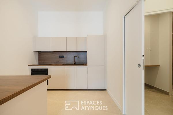 Lignes fifties et terrasse privée : un appartement contemporain au coeur de Royan