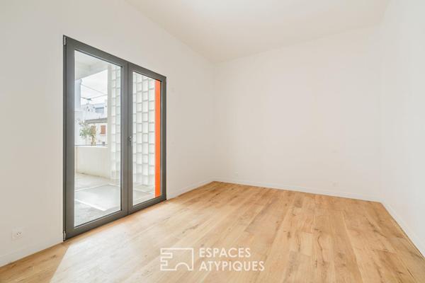 Lignes fifties et terrasse privée : un appartement contemporain au coeur de Royan