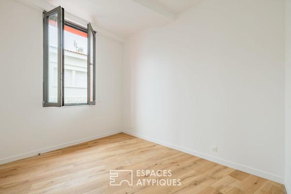 Lignes fifties et terrasse privée : un appartement contemporain au coeur de Royan