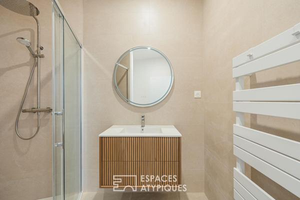 Lignes fifties et terrasse privée : un appartement contemporain au coeur de Royan