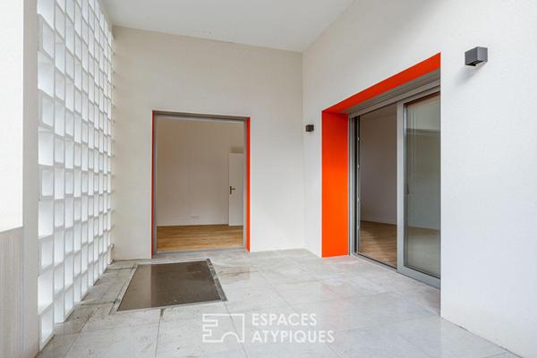 Lignes fifties et terrasse privée : un appartement contemporain au coeur de Royan