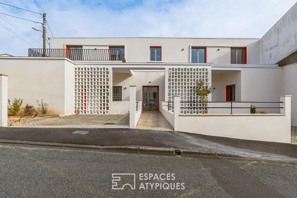 Lignes fifties et terrasse privée : un appartement contemporain au coeur de Royan