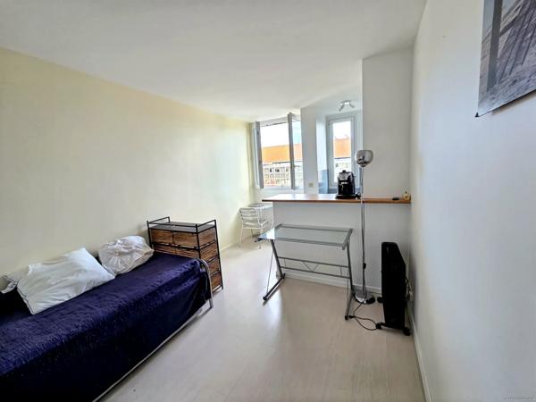 Beau studio meublé dernier étage