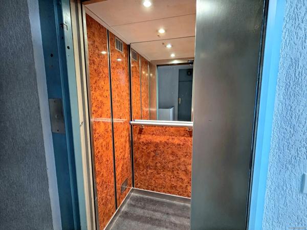 Beau studio meublé dernier étage