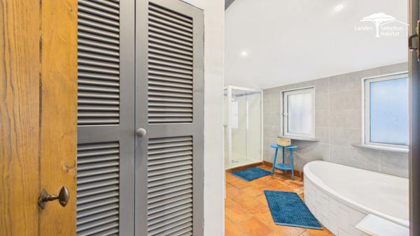 Ensemble immobilier d'exception de 380 m² hab. , piscine, dépendances et revenus locatifs Riviere saas et gourby