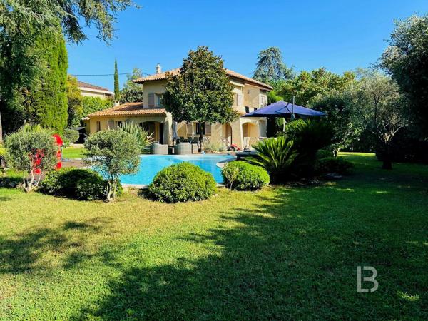Villa familiale 6 pièces avec piscine chauffée sur terrain plat à Mougins