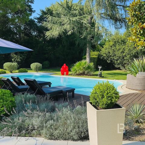 Villa familiale 6 pièces avec piscine chauffée sur terrain plat à Mougins