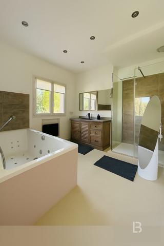 Villa familiale 6 pièces avec piscine chauffée sur terrain plat à Mougins