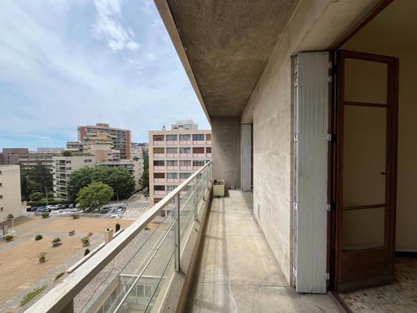 MARSEILLE 10ème / 6ème : T3 Traversant avec Balcon Sud –vue dégagée - 5ème étage avec ascenseur – Proche Castellane