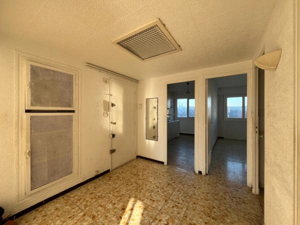 MARSEILLE 10ème / 6ème : T3 Traversant avec Balcon Sud –vue dégagée - 5ème étage avec ascenseur – Proche Castellane