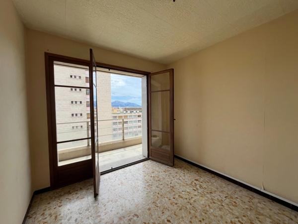MARSEILLE 10ème / 6ème : T3 Traversant avec Balcon Sud –vue dégagée - 5ème étage avec ascenseur – Proche Castellane