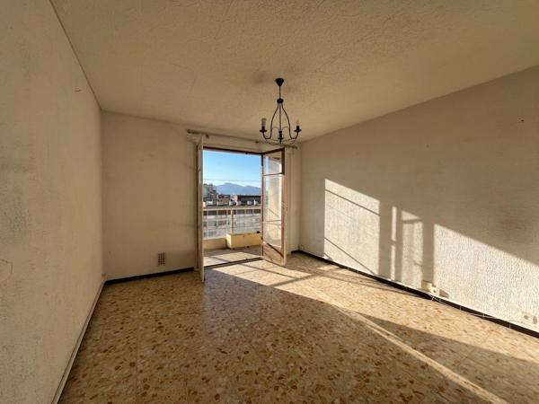 MARSEILLE 10ème / 6ème : T3 Traversant avec Balcon Sud –vue dégagée - 5ème étage avec ascenseur – Proche Castellane