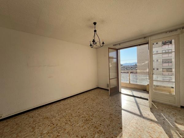 MARSEILLE 10ème / 6ème : T3 Traversant avec Balcon Sud –vue dégagée - 5ème étage avec ascenseur – Proche Castellane