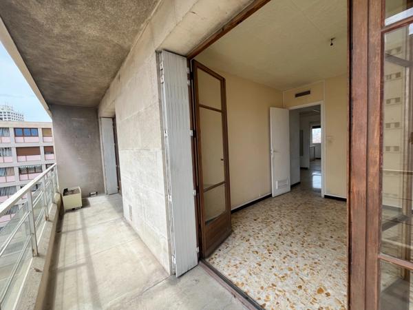 MARSEILLE 10ème / 6ème : T3 Traversant avec Balcon Sud –vue dégagée - 5ème étage avec ascenseur – Proche Castellane
