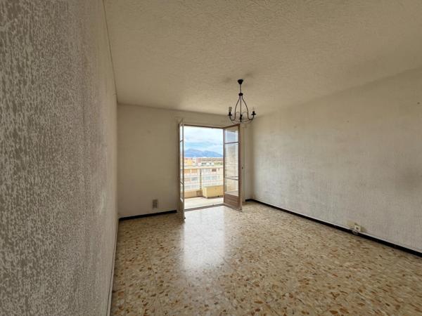 MARSEILLE 10ème / 6ème : T3 Traversant avec Balcon Sud –vue dégagée - 5ème étage avec ascenseur – Proche Castellane