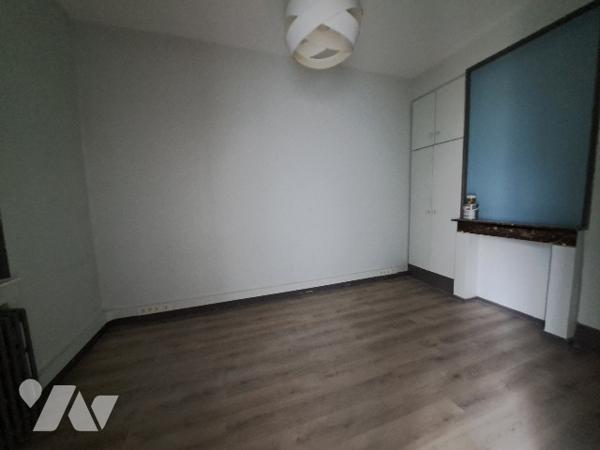 Immeuble à usage professionnel d'une superficie d'environ 100m², répartis sur 3 niveaux