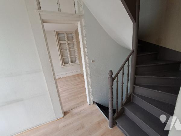 Immeuble à usage professionnel d'une superficie d'environ 100m², répartis sur 3 niveaux